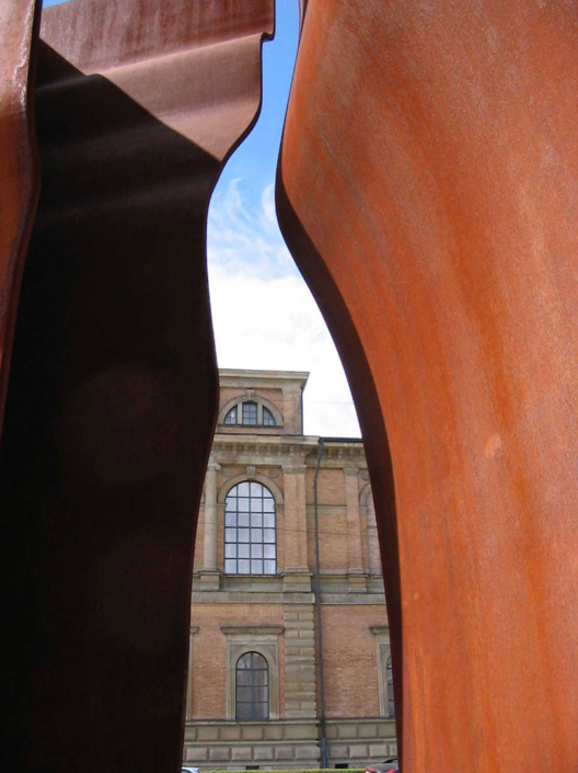 An der Pinakothek der Moderne – München